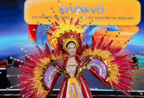 Câu chuyện xúc động đằng sau thiết kế tôn vinh nghệ thuật khảm sành sứ tại Cosmo Carnival Show