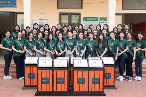 Dàn thí sinh Miss Earth Vietnam 2025 làm sạch biển và tặng thùng rác 