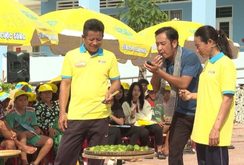 Chuyến xe nhân ái: Nghị lực vượt nghèo của đôi vợ chồng làm đũa nơi đất mặn Cà Mau