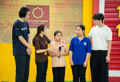 Cô bé mồ côi bị u máu, bật khóc kể về hoàn cảnh gia đình trong chương trình Mái ấm gia đình Việt