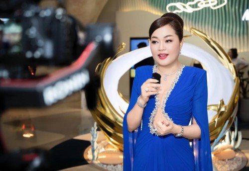 Hoa hậu Hoàng Thanh Nga lộng lẫy trong họp báo chung kết Miss Cosmo Vietnam 2025