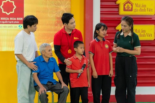 Dương Hồng Phúc, Thu Quỳnh và JayKii xúc động trước hoàn cảnh các em nhỏ trong chương trình Mái ấm gia đình Việt