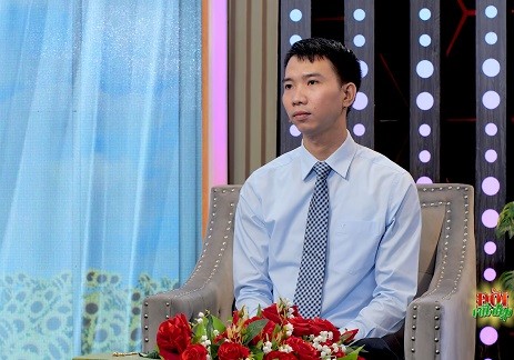 [Clip]Nam thạc sĩ mất đi đôi chân vì tai nạn, vẫn đứng dậy bằng ý chí