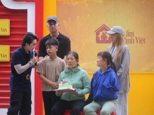 Mái ấm gia đình Việt lập kỷ lục trao hơn 3,2 tỷ đồng cho các em nhỏ khi ghi hình tại Đà Nẵng
