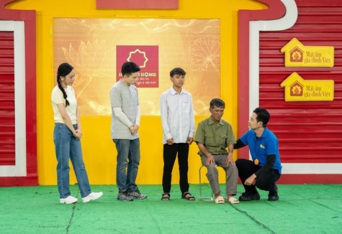 Ca sĩ Hoàng Tôn và diễn viên Phương Oanh nghẹn lòng trước những em nhỏ sớm mất đi cha mẹ vì bệnh K 