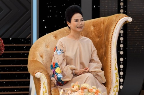 [Clip]Cát - sê đầu tiên đi hát, ca sĩ Thùy Trang mạnh tay sắm một bộ vòng vàng
