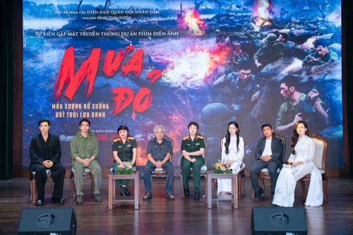 TIỂU ĐỘI 1 BA MIỀN BẮC, TRUNG, NAM HỘI NGỘ TẠI SHOWCASE RA MẮT PHIM ĐIỆN ẢNH “MƯA ĐỎ”