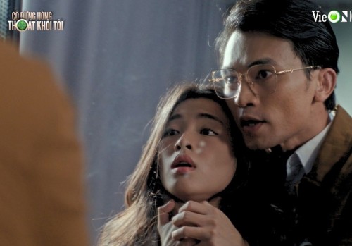 [Clip]Lan Thy bật khóc khi xem cảnh mình bị chồng bạo hành, rạch tay