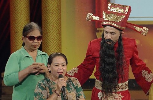 Thần tài gõ cửa: Người phụ nữ 60 tuổi khiếm thị vẫn nuôi mẹ già và chăm em gái ung thư