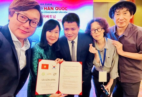 ĐẠO DIỄN BOM TẤN 