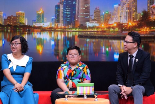 [Clip]Bé trai 9 tuổi hờn trách khi mẹ “yêu” cái điện thoại hơn yêu con