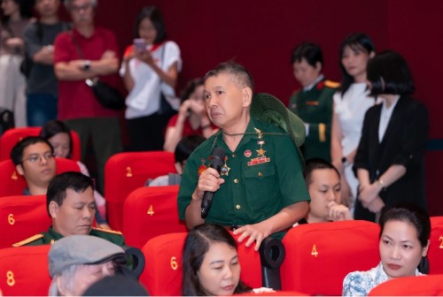 Cựu chiến binh Thành cổ Quảng Trị không cầm được nước mắt khi xem 