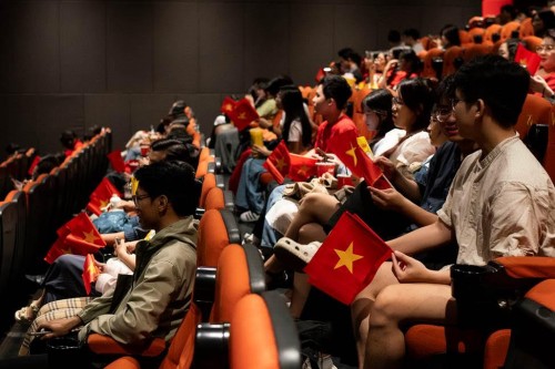 Khán giả “vỡ oà” khi lần đầu xem Lễ diễu binh A80 tại rạp CGV