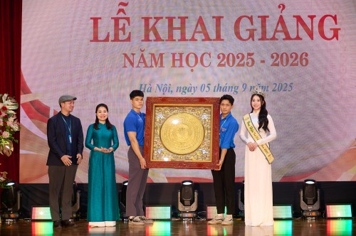 Hoa hậu Trái đất Việt Nam Trâm Anh tri ân thầy cô trong ngày khai giảng