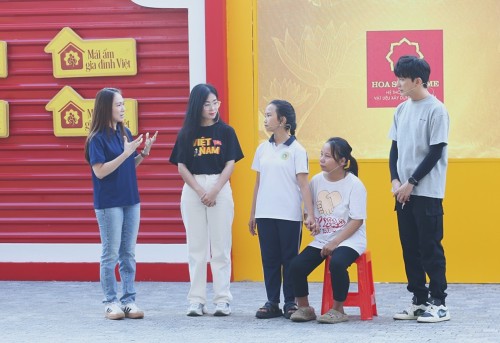 Thanh Thảo và Hà Myo bật khóc trước cô bé mồ côi, sống một mình trong ngôi nhà cũ do ông ngoại để lại