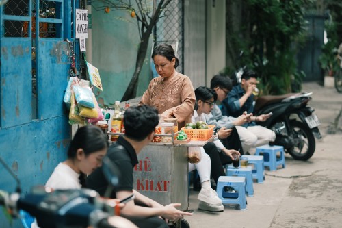 Sớm tối tắt đèn có nhau,   giá trị tình làng nghĩa xóm được tái hiện trong phim Cục Vàng Của Ngoại