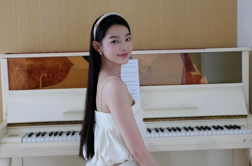 [Clip]Nhan sắc 'ma nữ' Bé Quyên - nàng thơ mới của đạo diễn Lương Đình Dũng