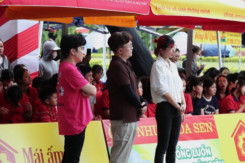 MC Đại Nghĩa, Đồng Ánh Quỳnh và Quang Hà bật khóc trước những đứa trẻ mồ côi hiếu thảo đến nghẹn lòng