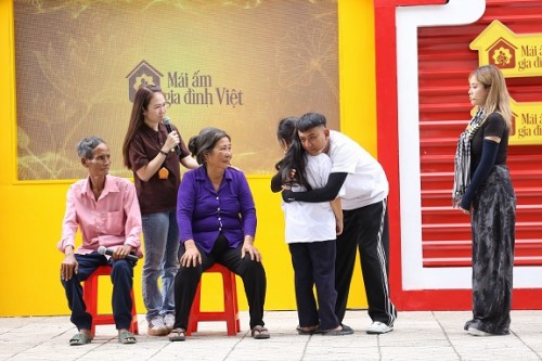 Thái Vũ (FAPTV) bất ngờ khi khán giả đến nhà tặng gạo vì tưởng anh là hoàn cảnh thứ 4 của chương trình Mái ấm gia đình Việt