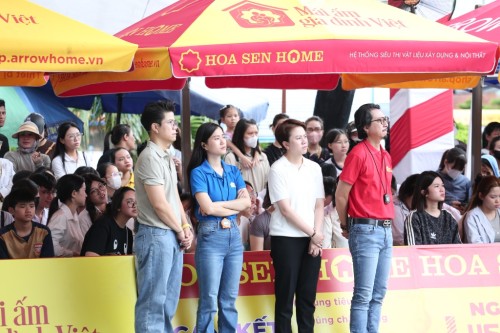 Đinh Mạnh Ninh, Hứa Minh Đạt và Lâm Vỹ Dạ xót xa hình ảnh 2 cậu bé mồ côi sống nương tựa bà nội già yếu