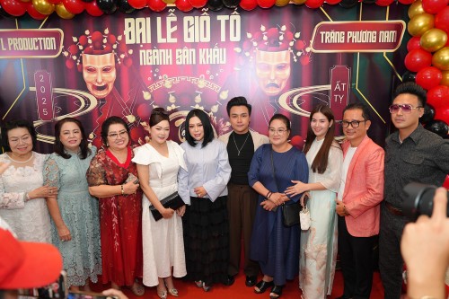 CEO Kristine Thảo Lâm,  ca sĩ Hồ Khắc Tùng, đạo diễn Quý Khang  và đông đảo nghệ sĩ cùng nhau thắp hương Tổ nghề