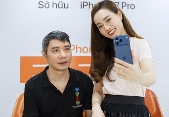 NSND Công Lý cùng bà xã check-in iPhone 17 Pro Max tại Di Động Việt