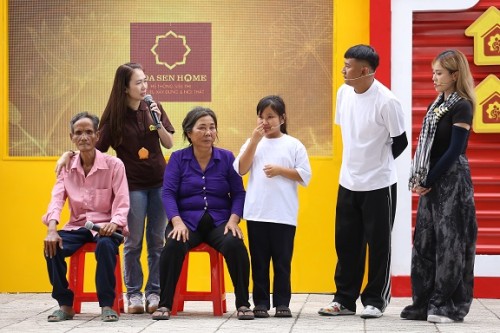 Cha mất, mẹ bỏ đi, cô bé vừa đi học vừa nhặt ve chai kiếm tiền phụ giúp ông bà