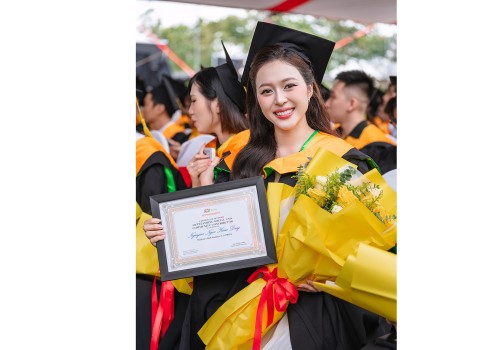 Hoa hậu Kiều Duy đại diện tân cử nhân khóa phát biểu tại Lễ tốt nghiệp