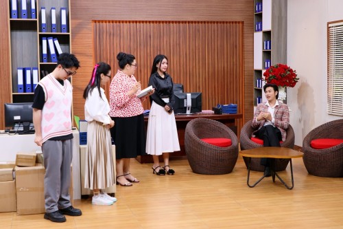 [Clip]Diễn viên Đặng Phương Trâm: “Những lúc tôi chững lại hoặc vấp ngã, cha mẹ không khuyên tôi làm nghề khác”