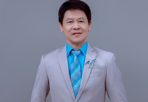 [Clip]Nam danh ca trên 70 tuổi vẫn hăng say chạy show, tiết lộ bí quyết giữ lửa