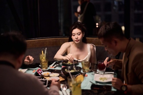 Trương Quỳnh Anh dự tiệc tối cùng sao Thái – Ohm Pawat