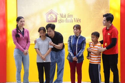 [Clip]Phương Trinh Jolie bật khóc khi thấy hình ảnh tuổi thơ mình trong cô bé mồ côi ở “Mái ấm gia đình Việt”