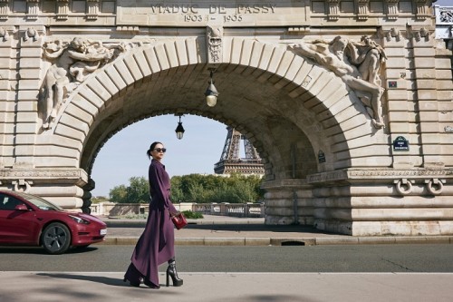 Hương Giang cùng thời trang Elise tạo dáng khắp châu Âu