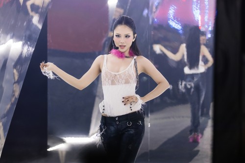 Hoa hậu Mai Phương debut với showcase hoành tráng, mở ra hình tượng Musicnista ấn tượng