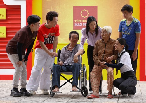 Đại Nghĩa và Lê Hạ Anh nghẹn lòng trước bà cụ tuổi gần 80, đôi tay run rẩy vẫn là trụ cột duy nhất của cả nhà