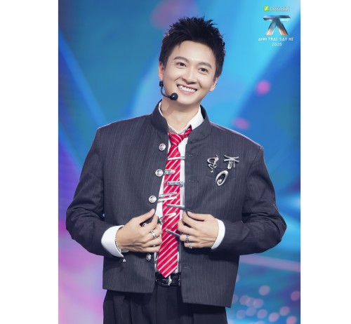 Ngô Kiến Huy vừa chạy một lúc 3 show, vừa làm đội trưởng Anh Trai Say Hi 