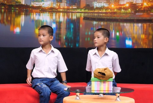 [Clip]Nhói lòng trước ước mơ giản dị của hai bé song sinh mất ba, khiến ai cũng rơi nước mắt