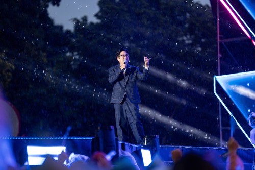 [Clip]MC Quốc Quân từng “câu giờ” suốt 45 phút khi dẫn chương trình truyền hình trực tiếp