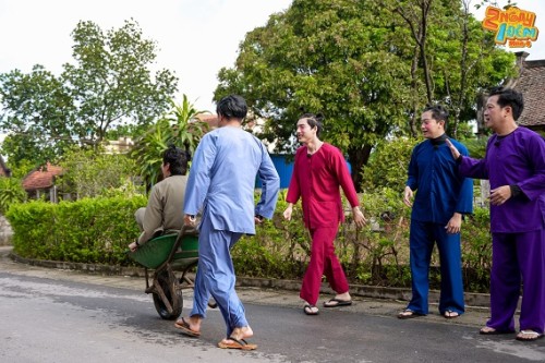 [Clip]NGÔ KIẾN HUY CÙNG NGÂN - DIỄM HƯỚNG DẪN KHÁCH MỜI TẠO NÉT