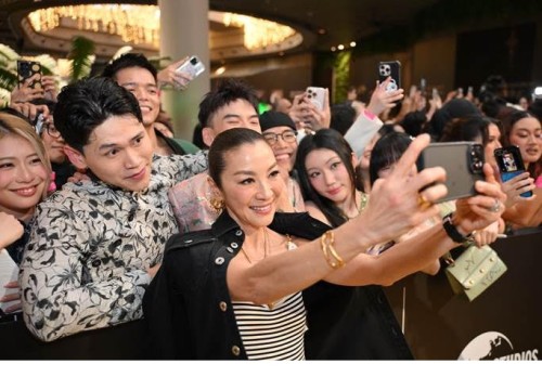 [Clip]Ariana Grande và Cynthia Erivo nói tiếng Việt cực sõi, quay video thân thiết cùng Orange, Thể Thiên