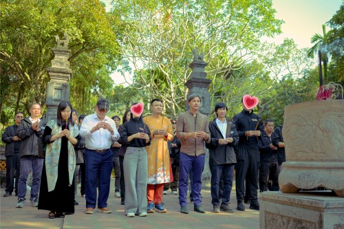 ĐOÀN PHIM “HỘ LINH TRÁNG SĨ- BÍ ẨN MỘ VUA ĐINH” DỰ LỄ DÂNG HƯƠNG ĐỀN VUA ĐINH TIÊN HOÀNG VÀ ƯU BÀ PHẠM THỊ TRÂN  NGAY KHI ĐẾN NINH BÌNH 