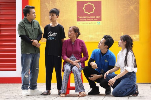 Chế Nguyễn Quỳnh Châu, Hồ Phi Nal bật khóc trước đôi vợ chồng khuyết tật sớm hôm bán vé số nuôi con ăn học