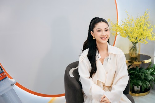 HOA HẬU PHƯƠNG LINH ‘ÒA KHÓC’ TRONG VÒNG TAY MẸ, SẴN SÀNG TỎA SÁNG TẠI MISS COSMO 2025