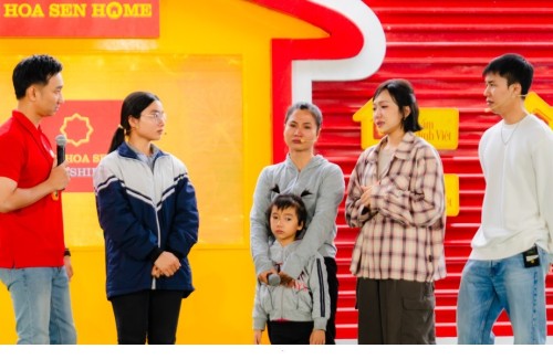 Thành Trung, Diệu Nhi khóc nức nở trước cảnh người mẹ trẻ gồng gánh nuôi gia đình 5 người