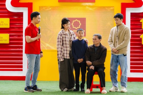 Cậu bé 12 tuổi sống cùng mẹ tâm thần và ông bà già yếu khiến Thành Trung, Diệu Nhi nghẹn lòng