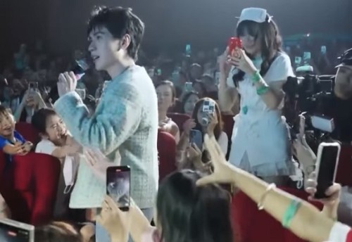 Câu Chuyện Cuộc Sống: Khi trẻ “đu” sự kiện người nổi tiếng