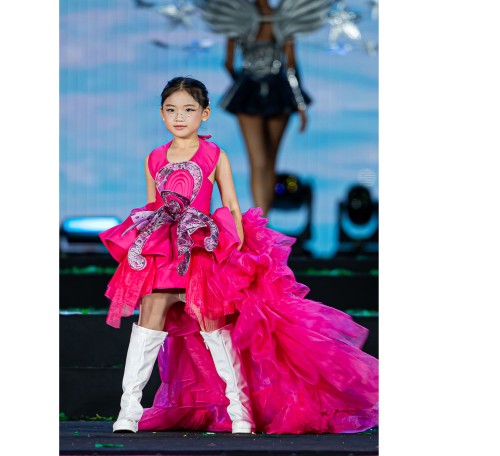 Á QUÂN COSMO KID’S STAR 2025 LÊ NGỌC NHƯ Ý CATWALK TỰ TIN TẠI COSMO THE SHOW 2025: T.E.A COSMO CARNIVAL BY NAM A BANK ĐẦY SẮC MÀU Ở ĐÀ LẠT