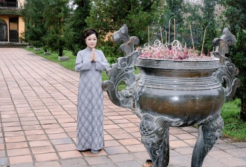 Hoa hậu Hoàng Thanh Nga dịu dàng giữa nét cổ kính của Chùa Thiên Mụ, tôn vinh vẻ đẹp truyền thống Việt