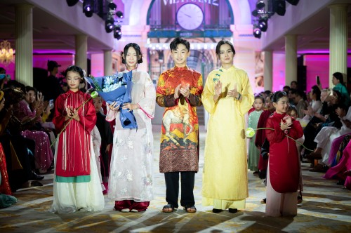 36 MẪU NHÍ TỎA SÁNG TRONG BỘ SƯU TẬP ÁO DÀI TRÊN DU THUYỀN REVER CRUISE TẠI COSMO THE SHOW - THE ESSENCE OF VIETNAM