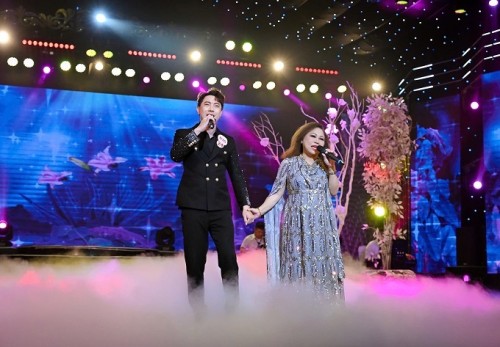 [Clip]Hoài Nhân nhận được lời khen có cánh từ Siu Black khi song ca